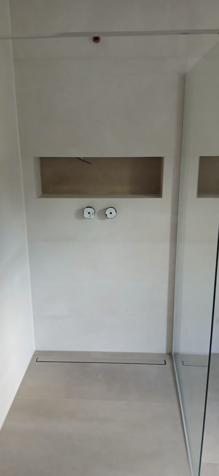 Skutečná realizace sprchového koutu s nikou